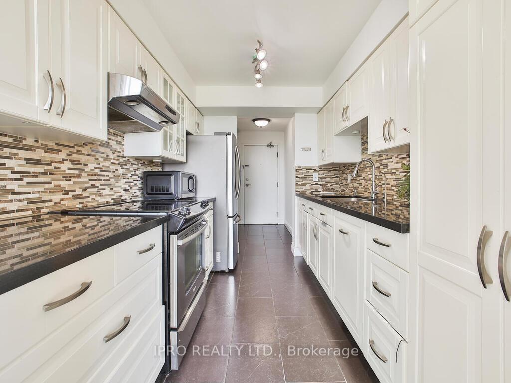 3 Bedrooms Condo at 330 Rathburn, Mississauga For sale