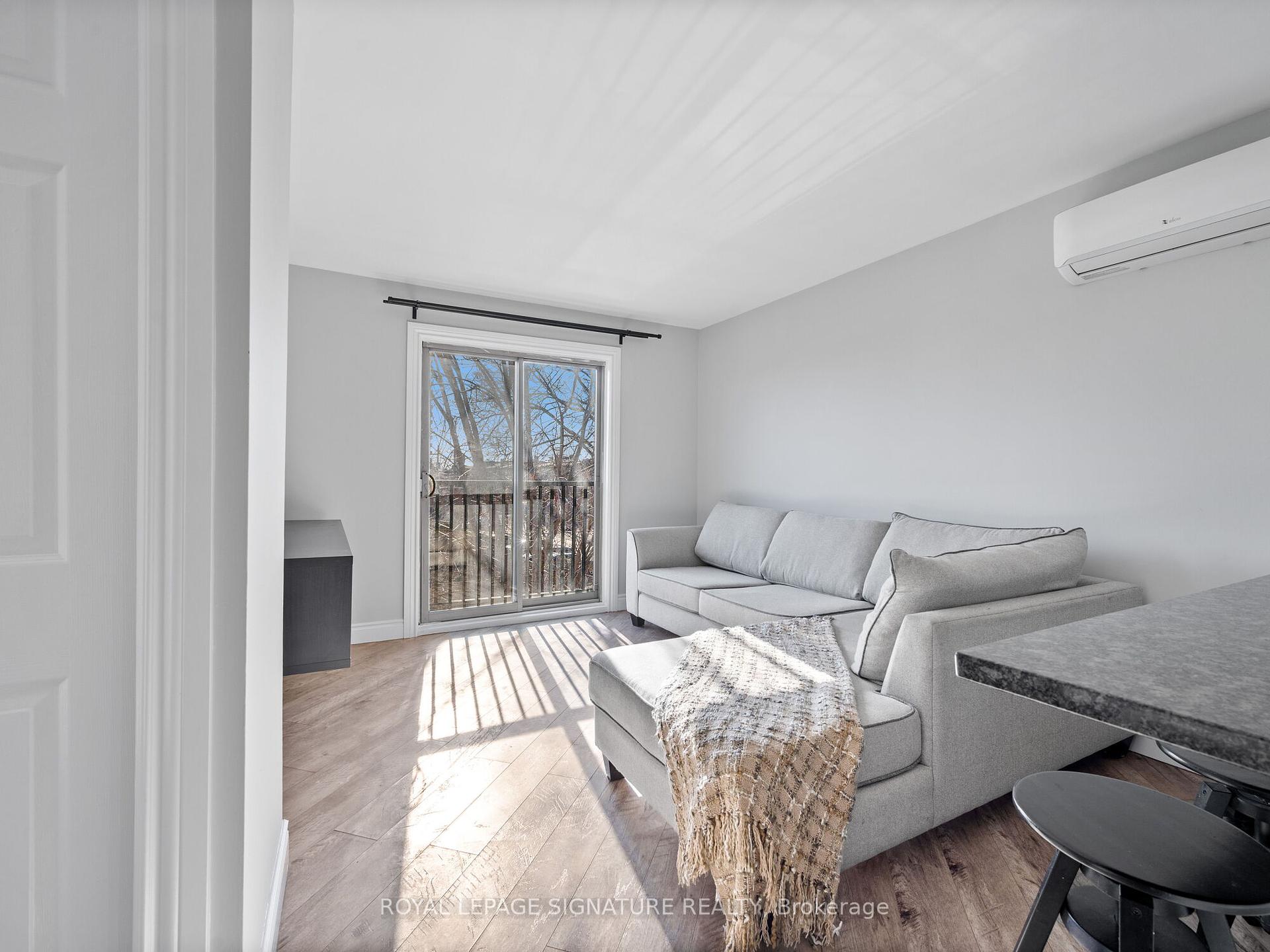 2 Bedrooms Condo at 28 Victoria, Hamilton For sale