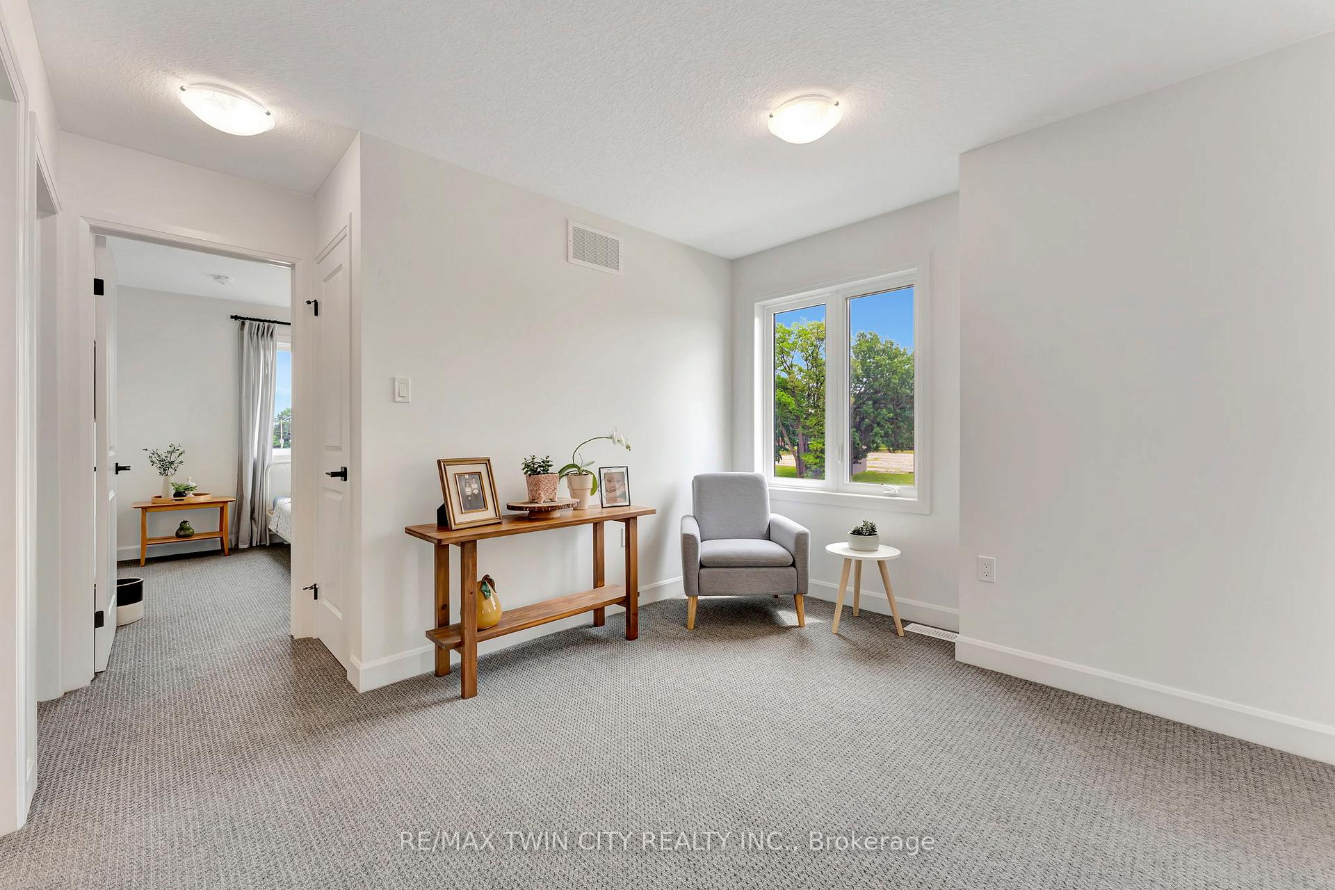 3 Bedrooms Condo at 4 Southam, Hamilton For sale