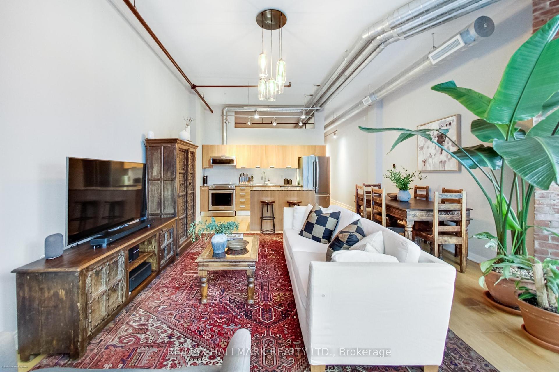 2 Bedrooms Condo at 43 Hanna, Toronto For sale