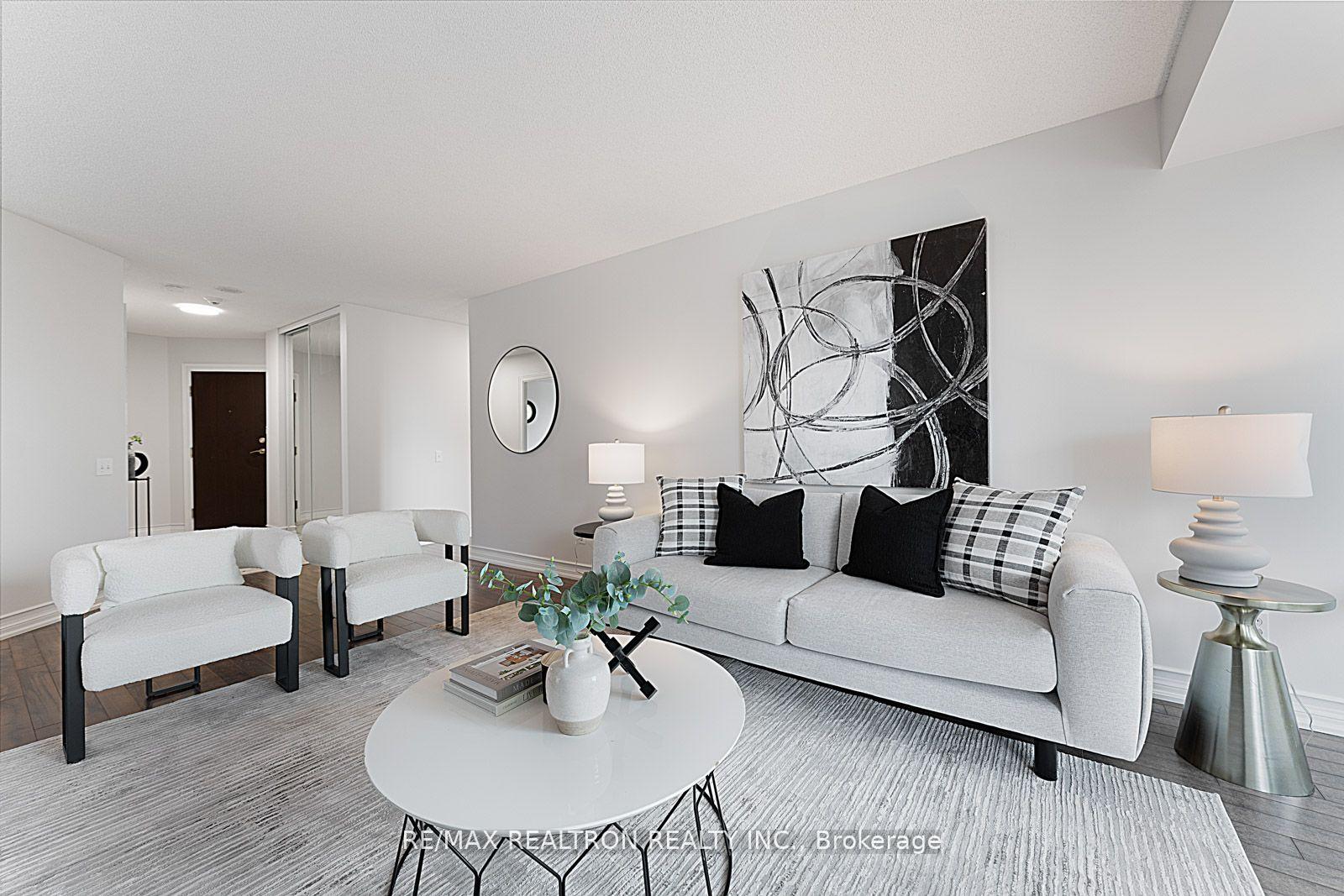 2 Bedrooms Condo at 110 Promenade, Vaughan For sale