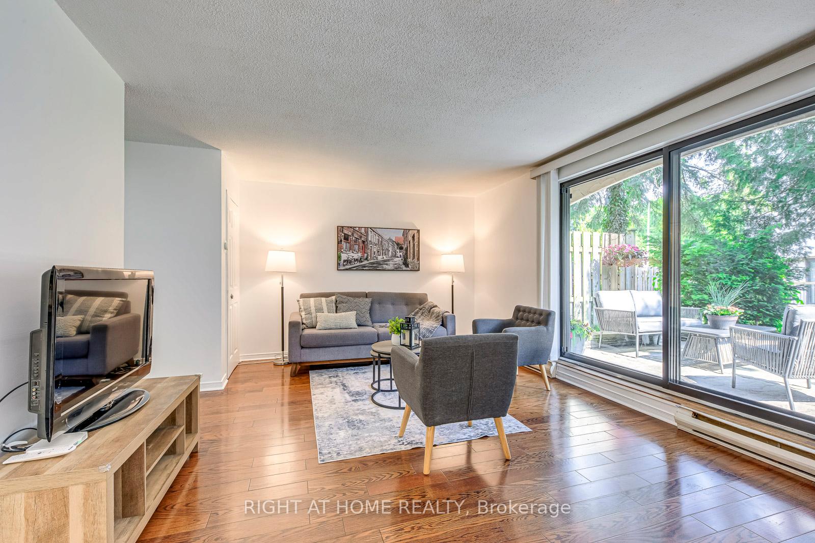 3 Bedrooms Condo at 1058 Falgarwood, Oakville For sale