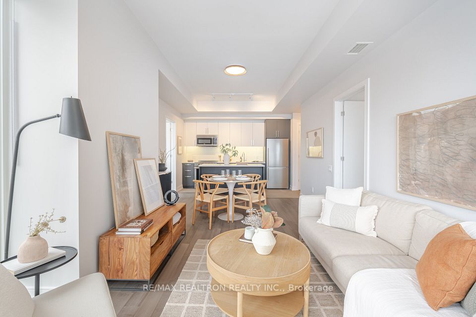 664 Spadina