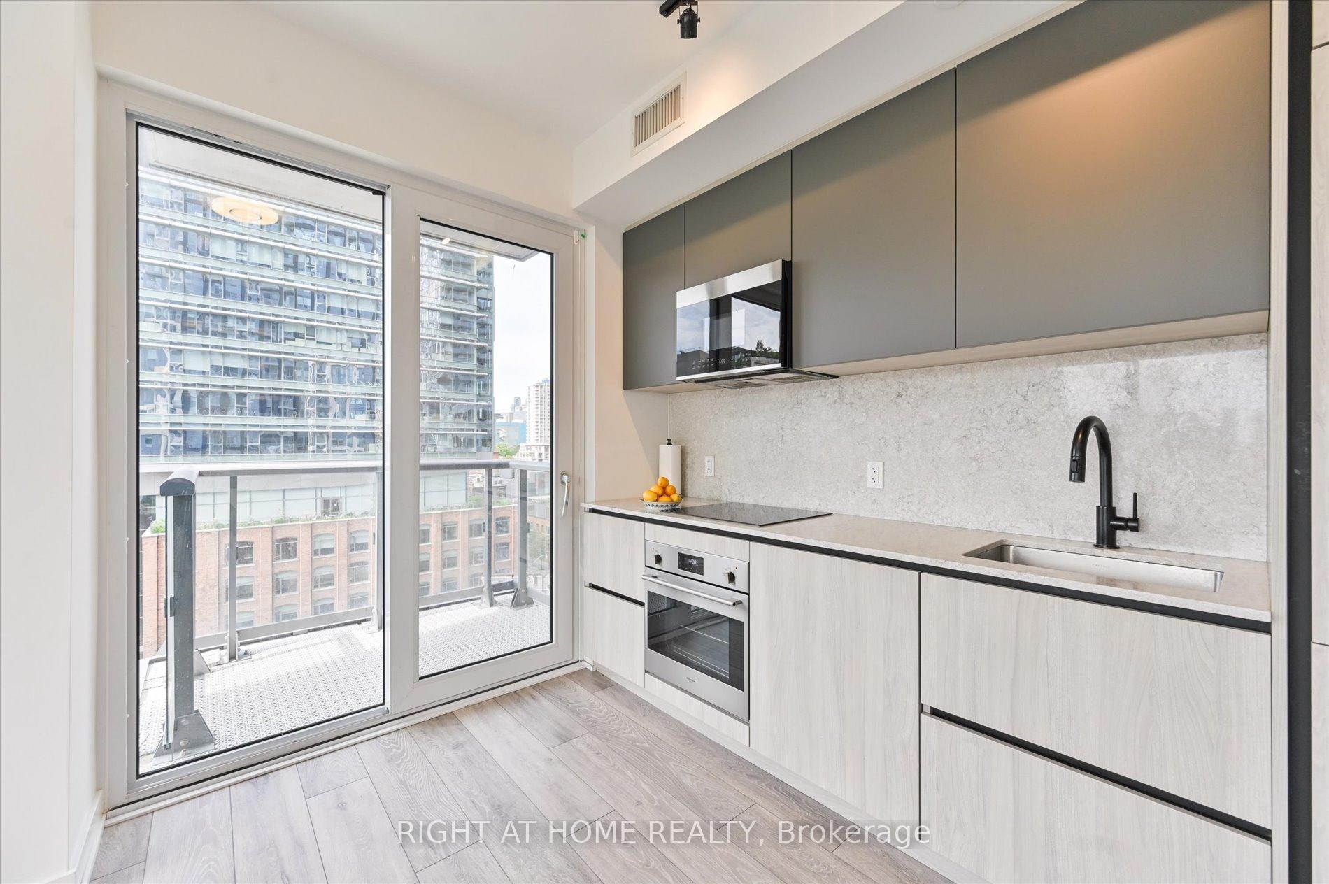 3 Bedrooms Condo at 108 Peter, Toronto For sale