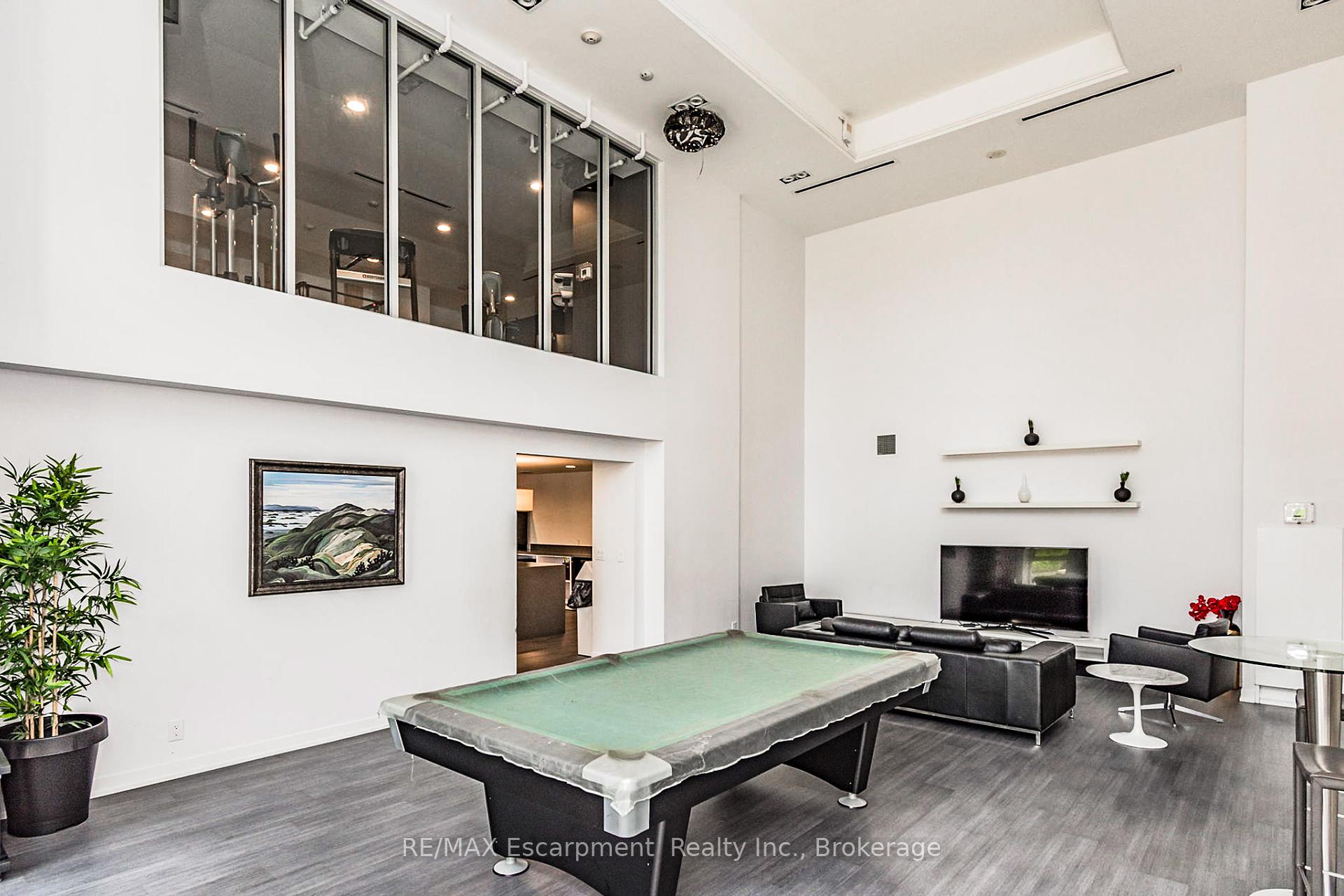 2 Bedrooms Condo at 1940 Ironstone, Burlington For sale