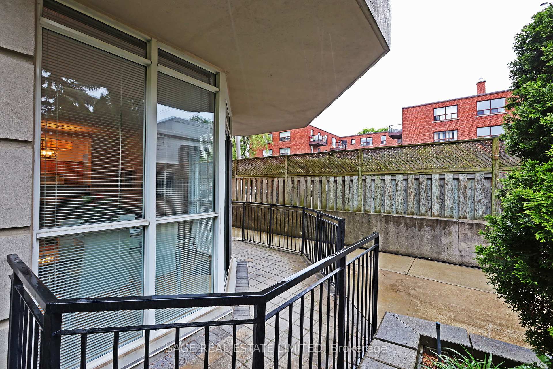 2 Bedrooms Condo at 55 Lorindale, Toronto For sale