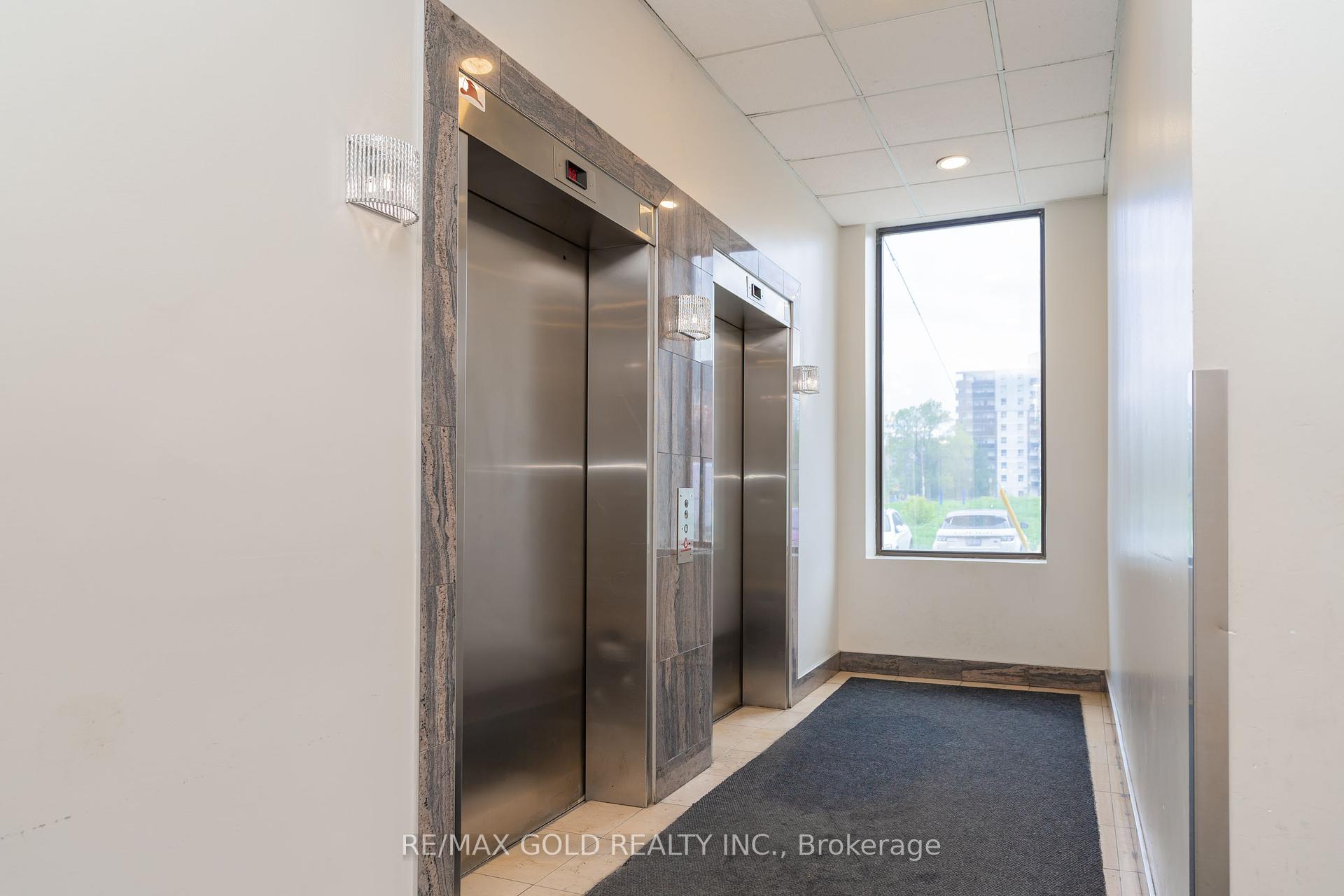 3 Bedrooms Condo at 25 Agnes, Mississauga For sale