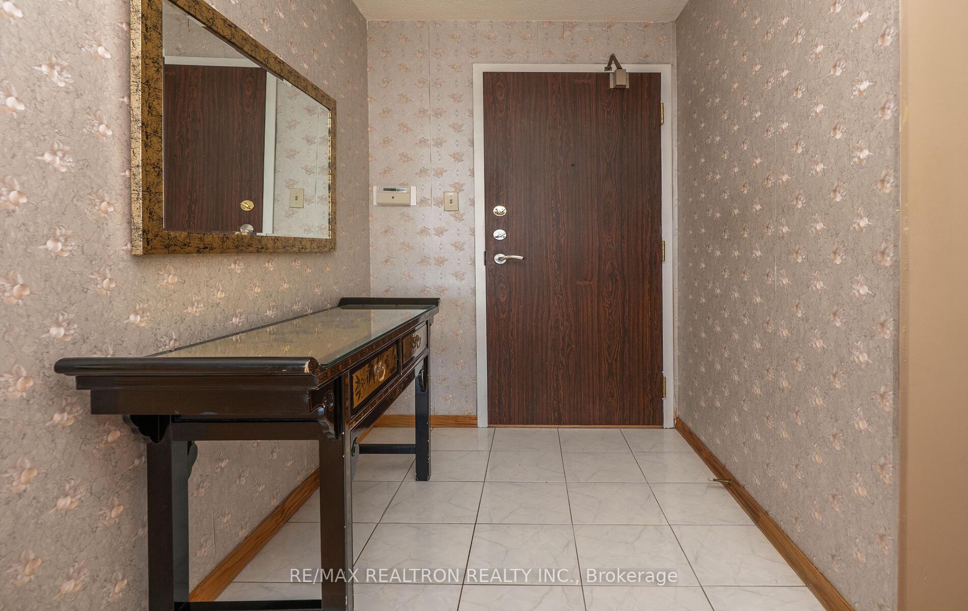 2 Bedrooms Condo at 7420 Bathurst, Vaughan For sale