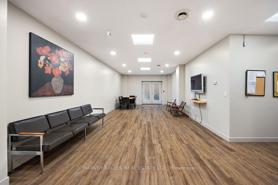 135 Maitland Street W 205