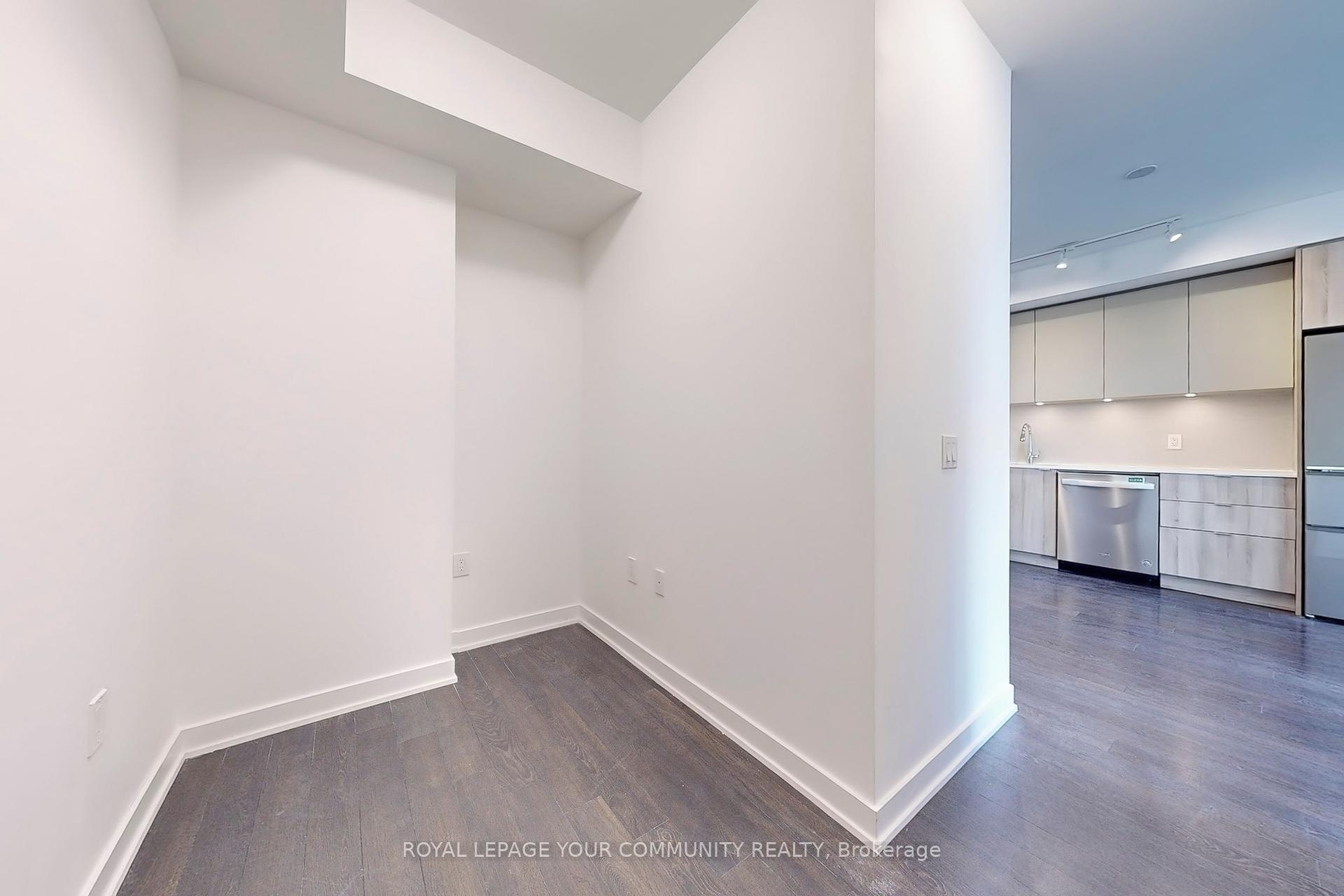 2 Bedrooms Co-op at 100 Eagle Rock, Vaughan For sale