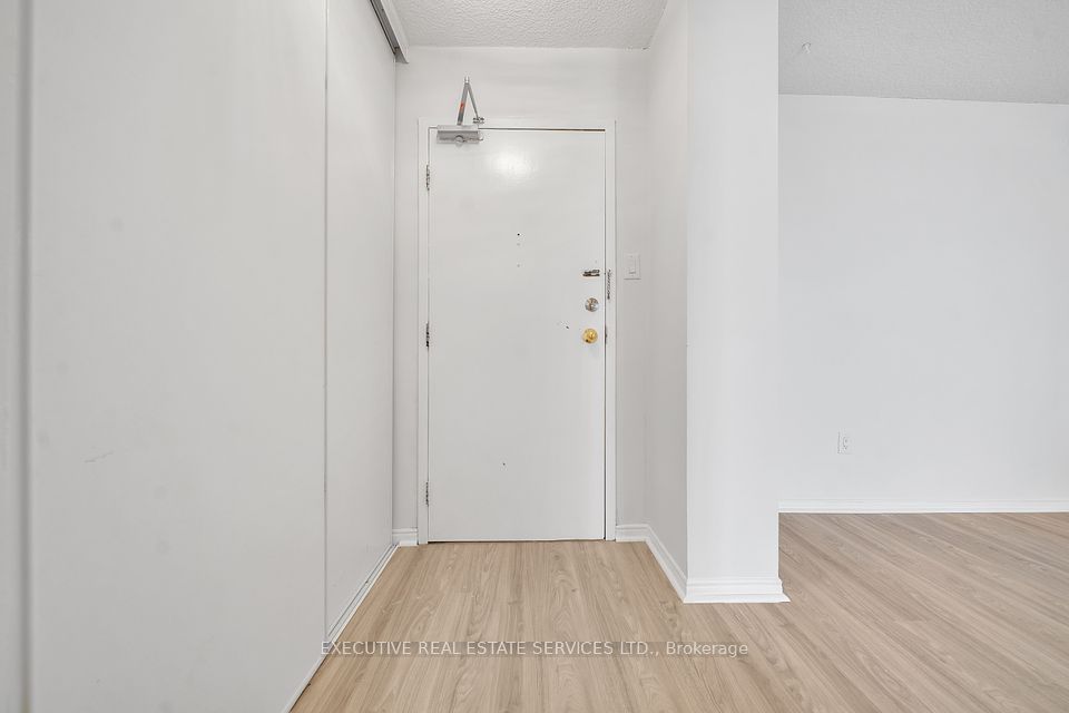 https://trreb-image.ampre.ca/WNAFluVVO7JNCfu3936LRuSD-IkLCucT6ERJVzXdmyM/rs:fit:960:960/wm:.5:so:0:50:.4/wmsh:10/wmt:PHNwYW4gZm9yZWdyb3VuZD0nd2hpdGUnIGZvbnQ9JzY4Jz5FWEVDVVRJVkUgUkVBTCBFU1RBVEUgU0VSVklDRVMgTFRELiwgQnJva2VyYWdlPC9zcGFuPg/L3RycmViL2xpc3RpbmdzLzQwLzc4LzkyLzE5L3AvMzdiZTc0ZWUtYzZmNC00OGRjLThiNzEtNmU1MDJkZmNiZmJlLmpwZw.jpg