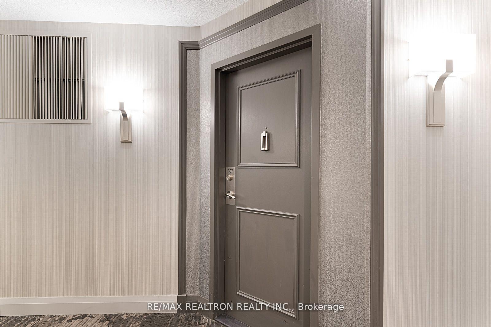 2 Bedrooms Condo at 110 Promenade, Vaughan For sale
