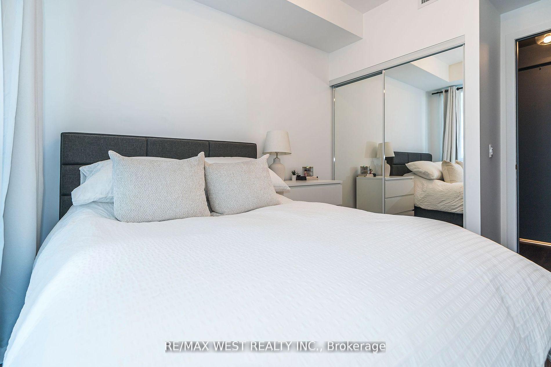 1 Bedroom Condo at 10 Park Lawn, Toronto For sale