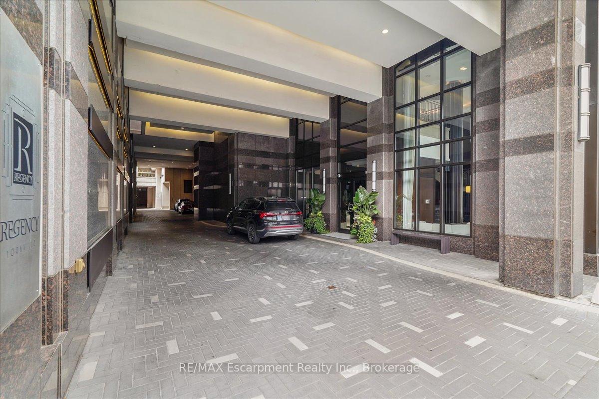 3 Bedrooms Condo at 68 Yorkville, Toronto For sale