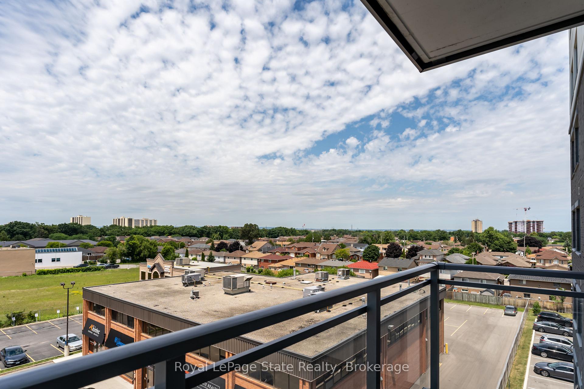 2 Bedrooms Condo at 121 8,  Hamilton For sale