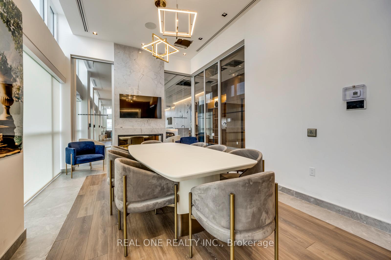 3 Bedrooms Condo at 509 Dundas, Oakville For sale