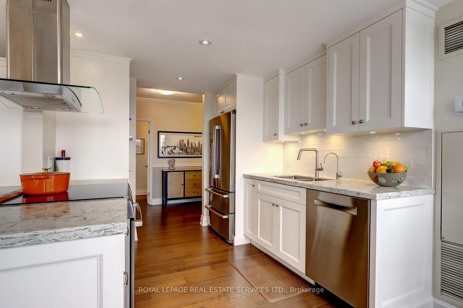 2 Bedrooms Condo at 2190 Lakeshore, Burlington For sale