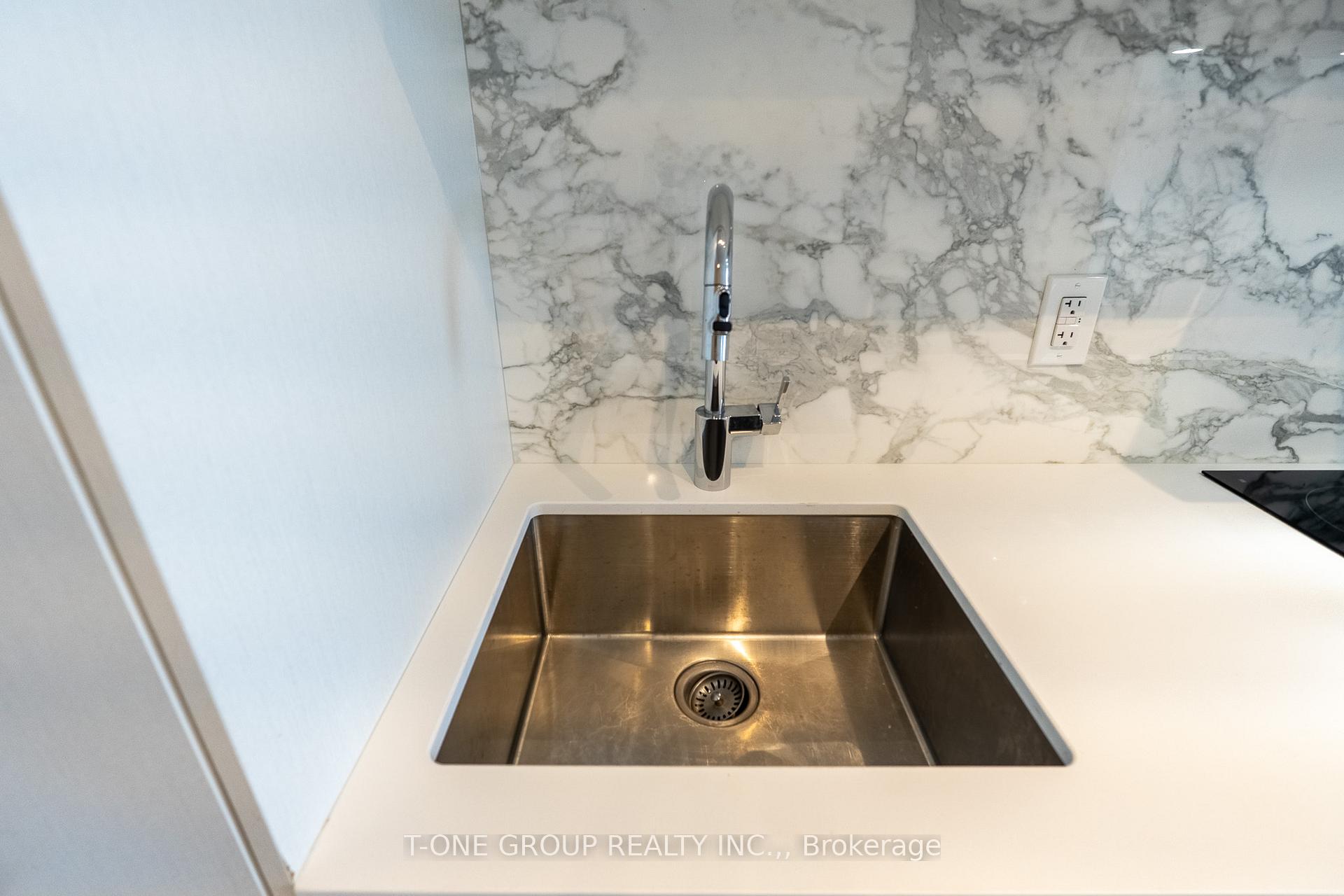 2 Bedrooms Condo at 10 Honeycrisp, Vaughan For sale