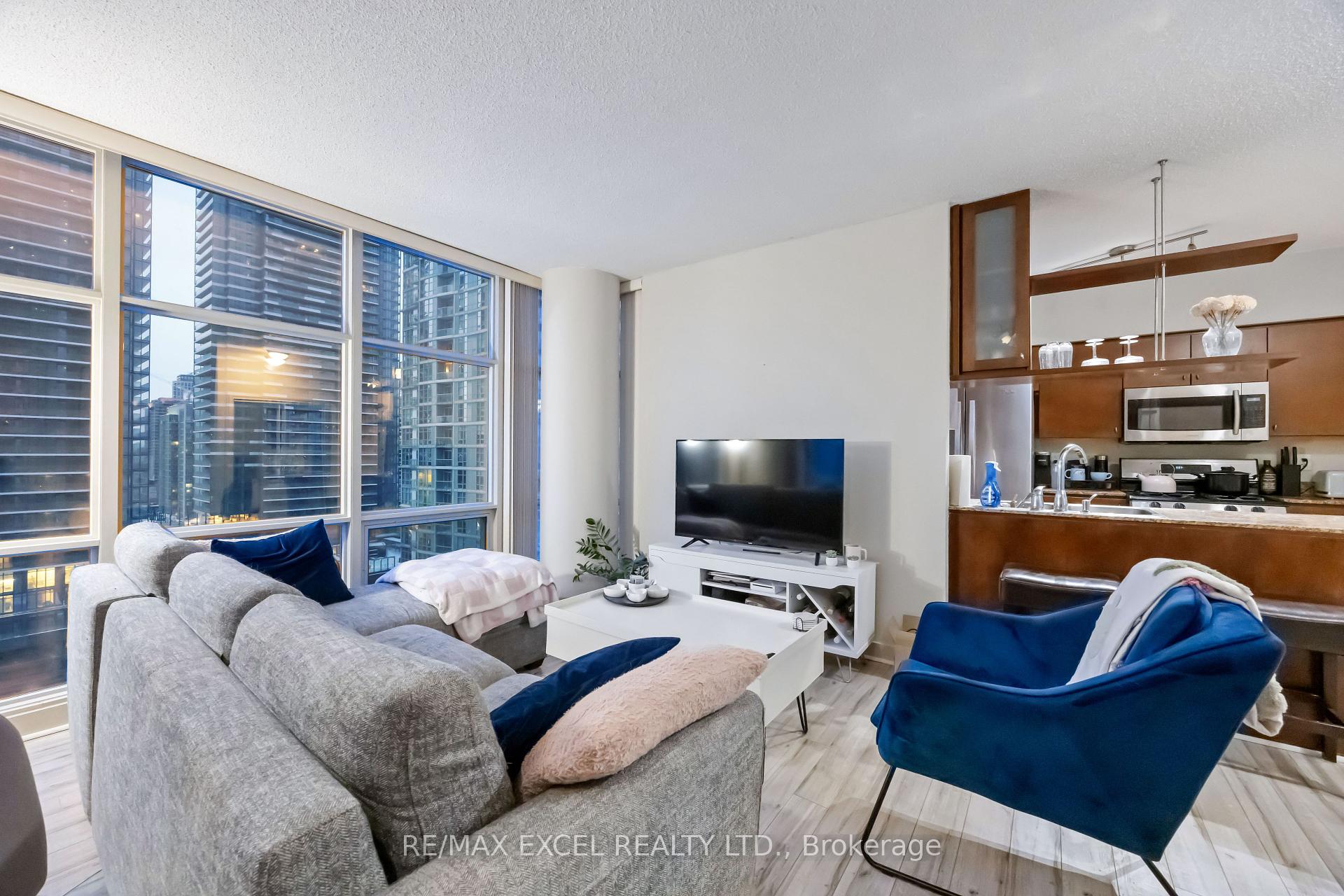 2 Bedrooms Condo at 35 Mariner, Toronto For sale