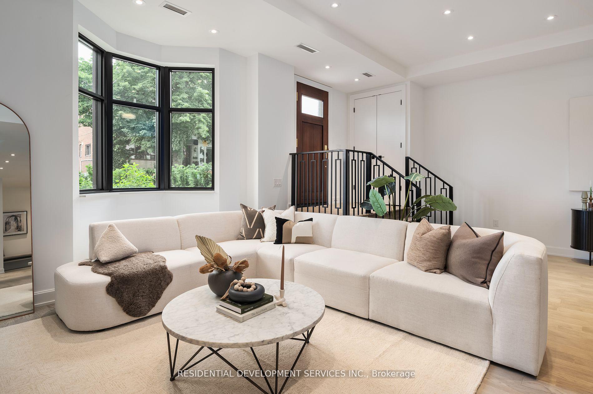 3 Bedrooms Condo at 1 Strathgowan,  Toronto For sale