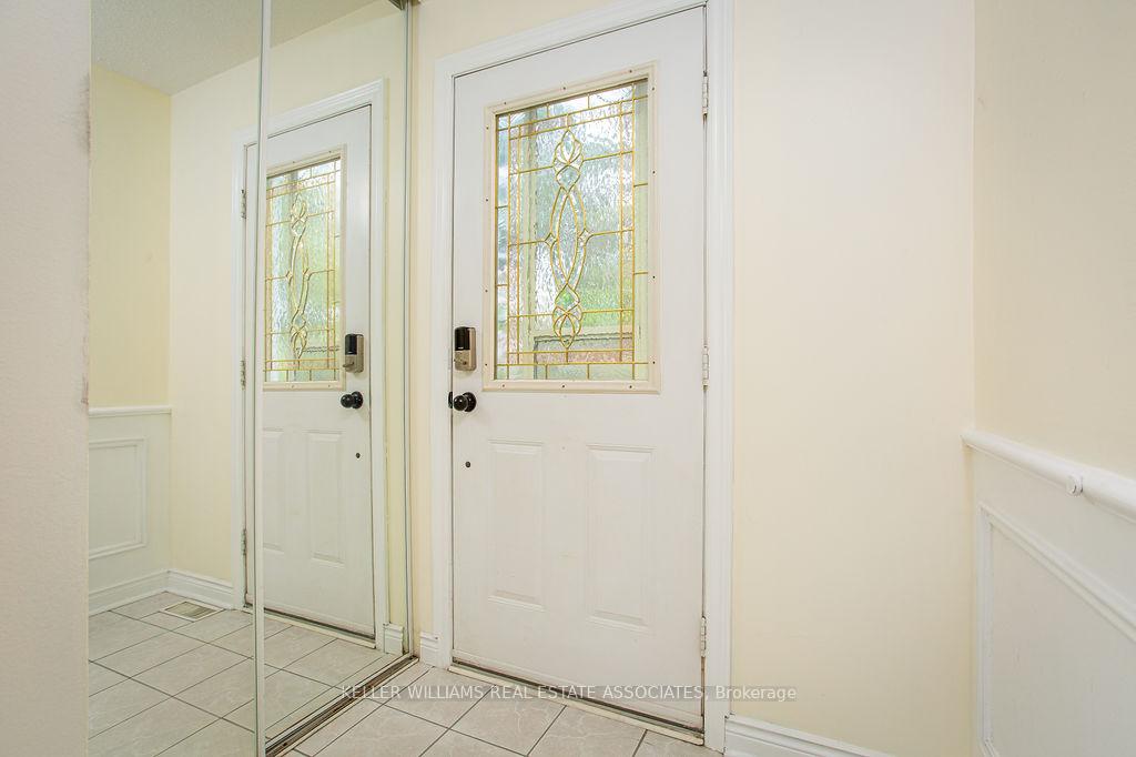 3 Bedrooms Condo at 2216 Upper Middle, Burlington For sale