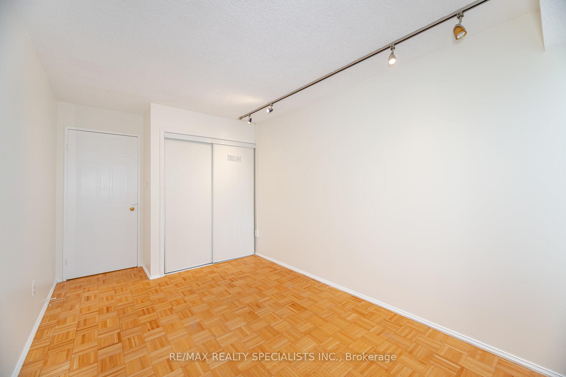 3 Bedrooms Co-op at 350 Webb, Mississauga For sale