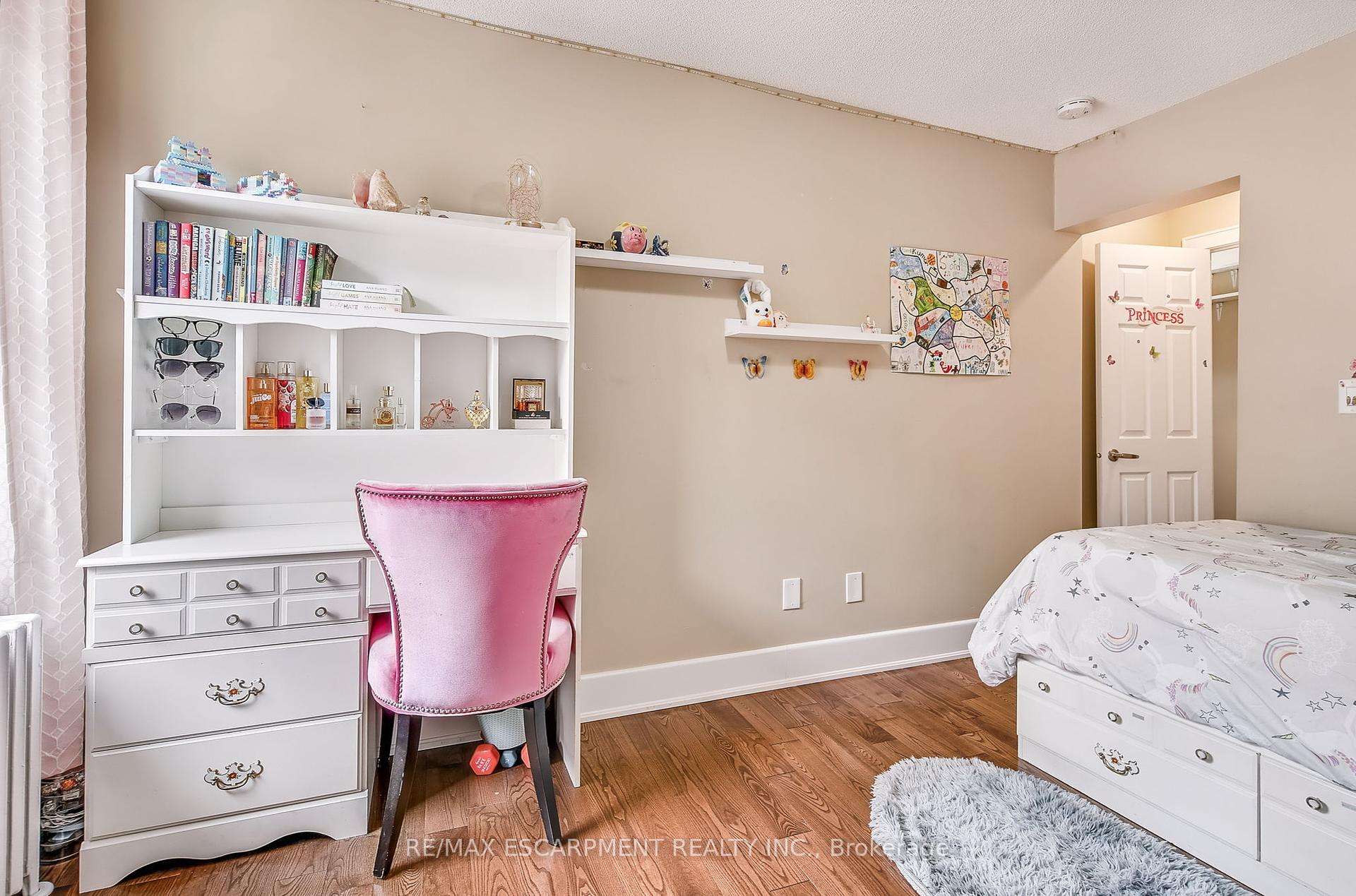 2 Bedrooms Condo at 25 Mountwood, Hamilton For sale