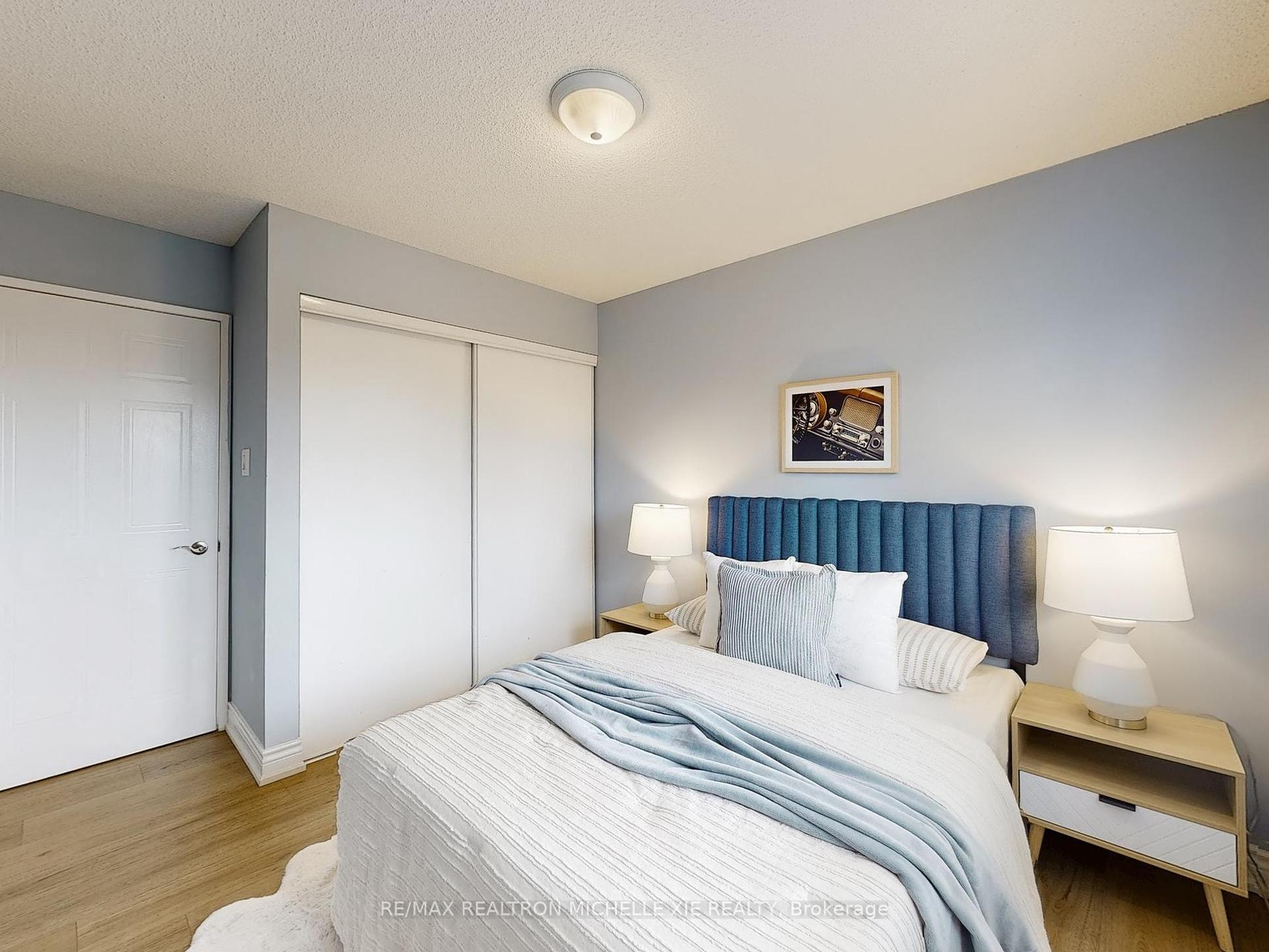 2 Bedrooms Condo at 65 Trailwood, Mississauga For sale