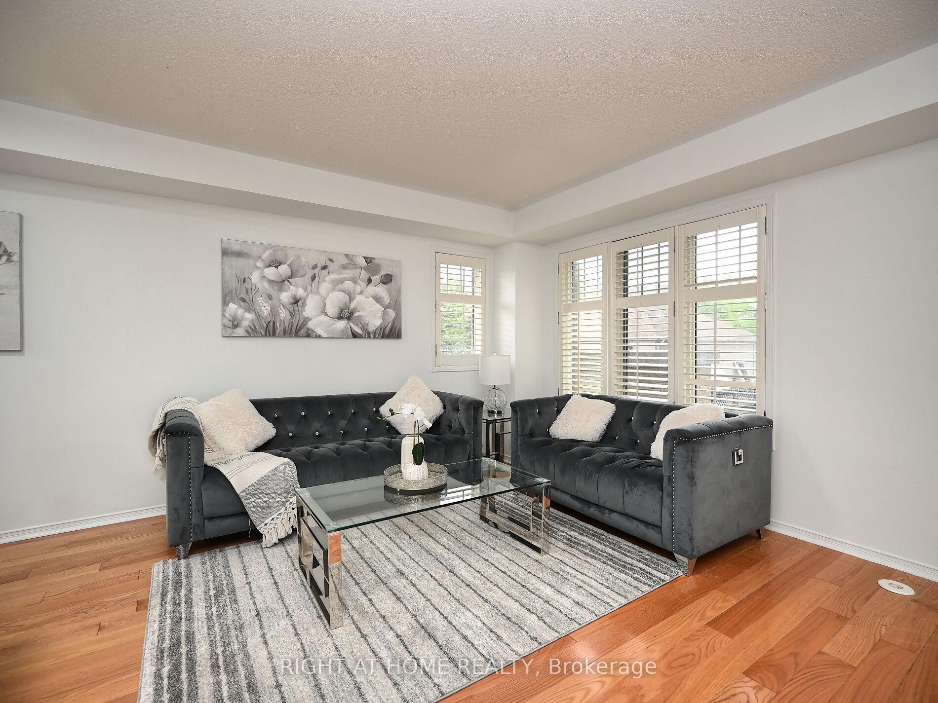 2 Bedrooms Condo at 3250 Bentley, Mississauga For sale