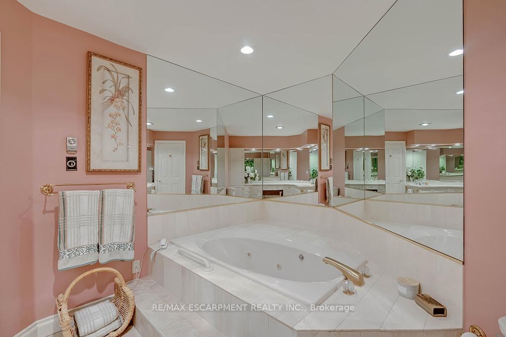 2 Bedrooms Condo at 2220 Lakeshore, Burlington For sale
