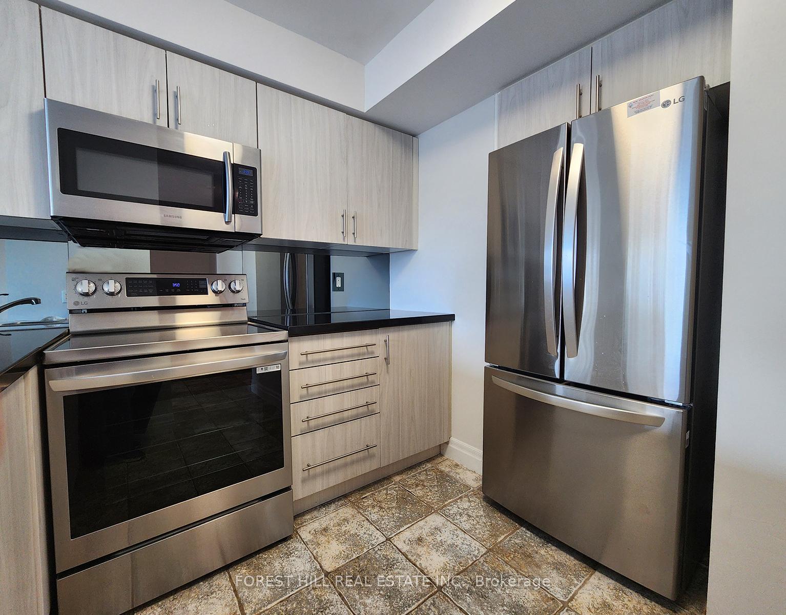 3 Bedrooms Condo at 21 Hillcrest, Toronto For sale
