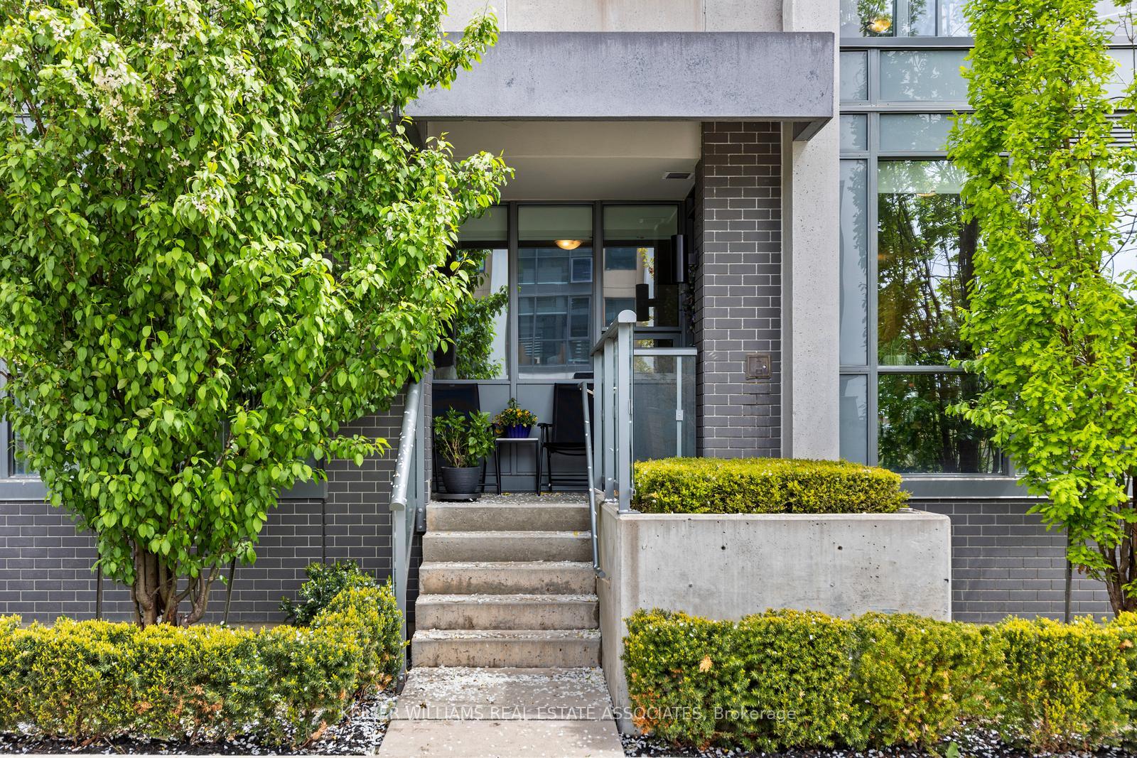 4 Bedrooms Condo at 5025 Four Springs, Mississauga For sale