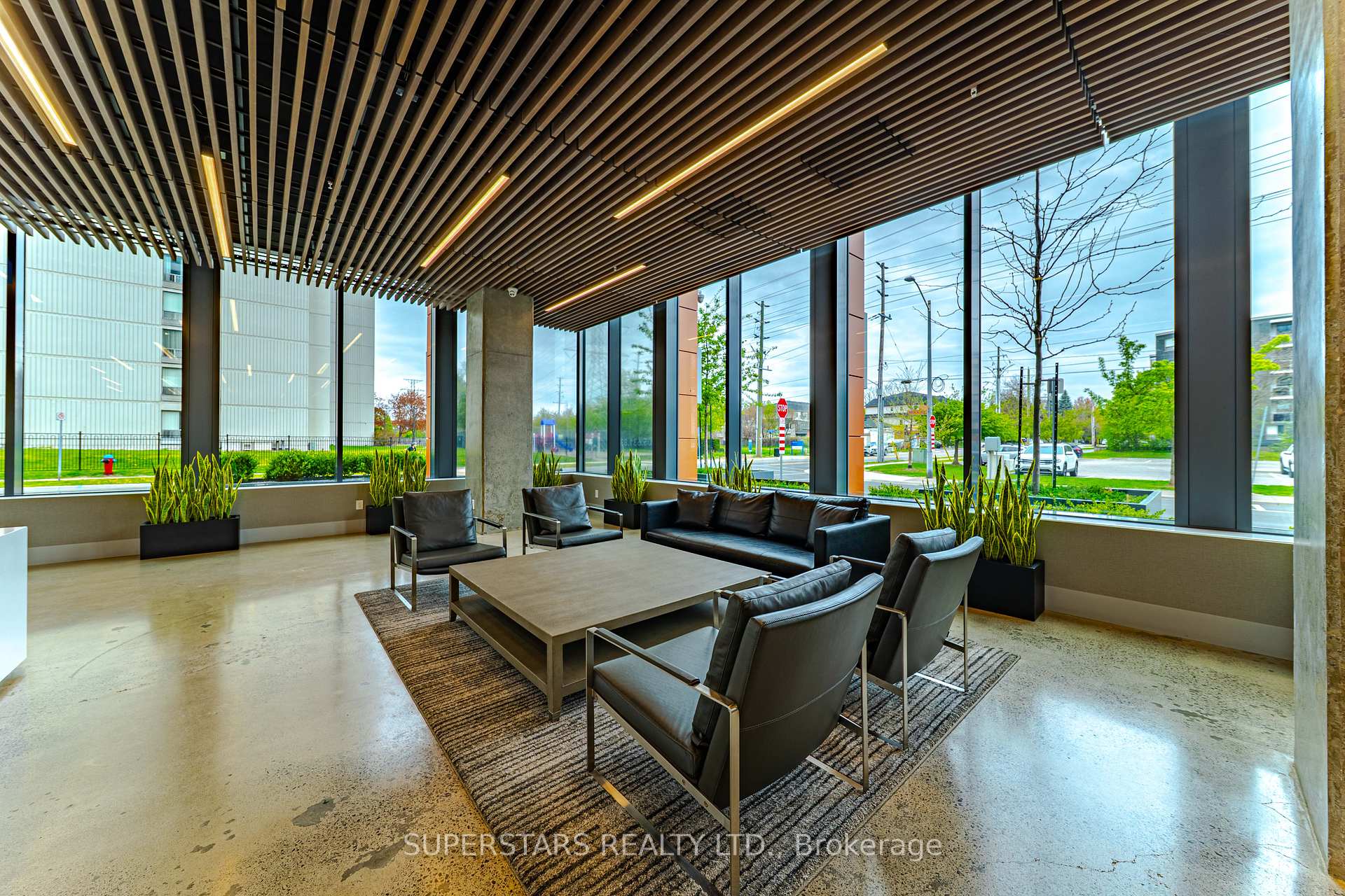 2 Bedrooms Condo at 500 Brock, Burlington For sale