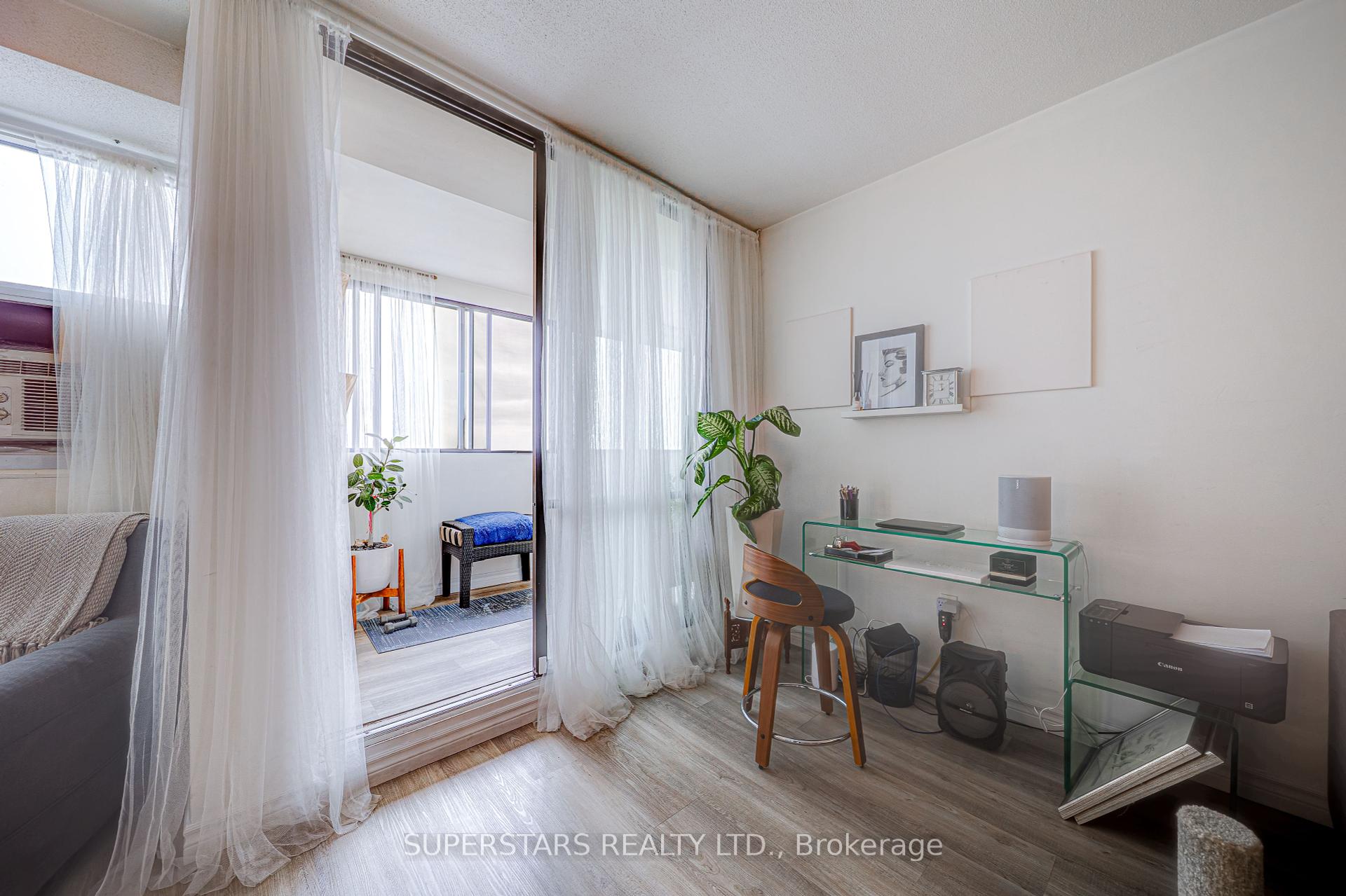 2 Bedrooms Condo at 3 Massey, Toronto For sale