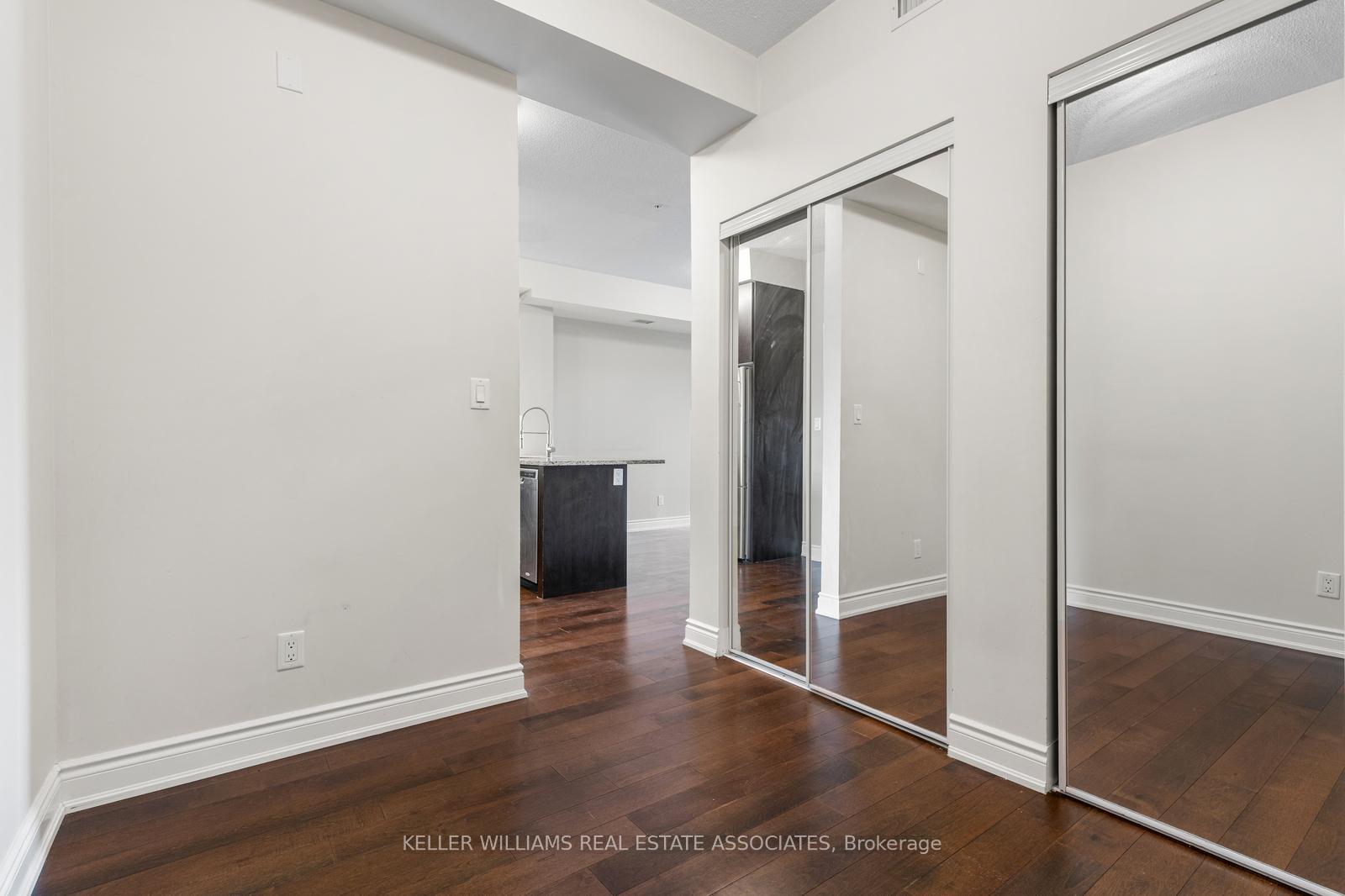 2 Bedrooms Condo at 3170 Erin Mills, Mississauga For sale