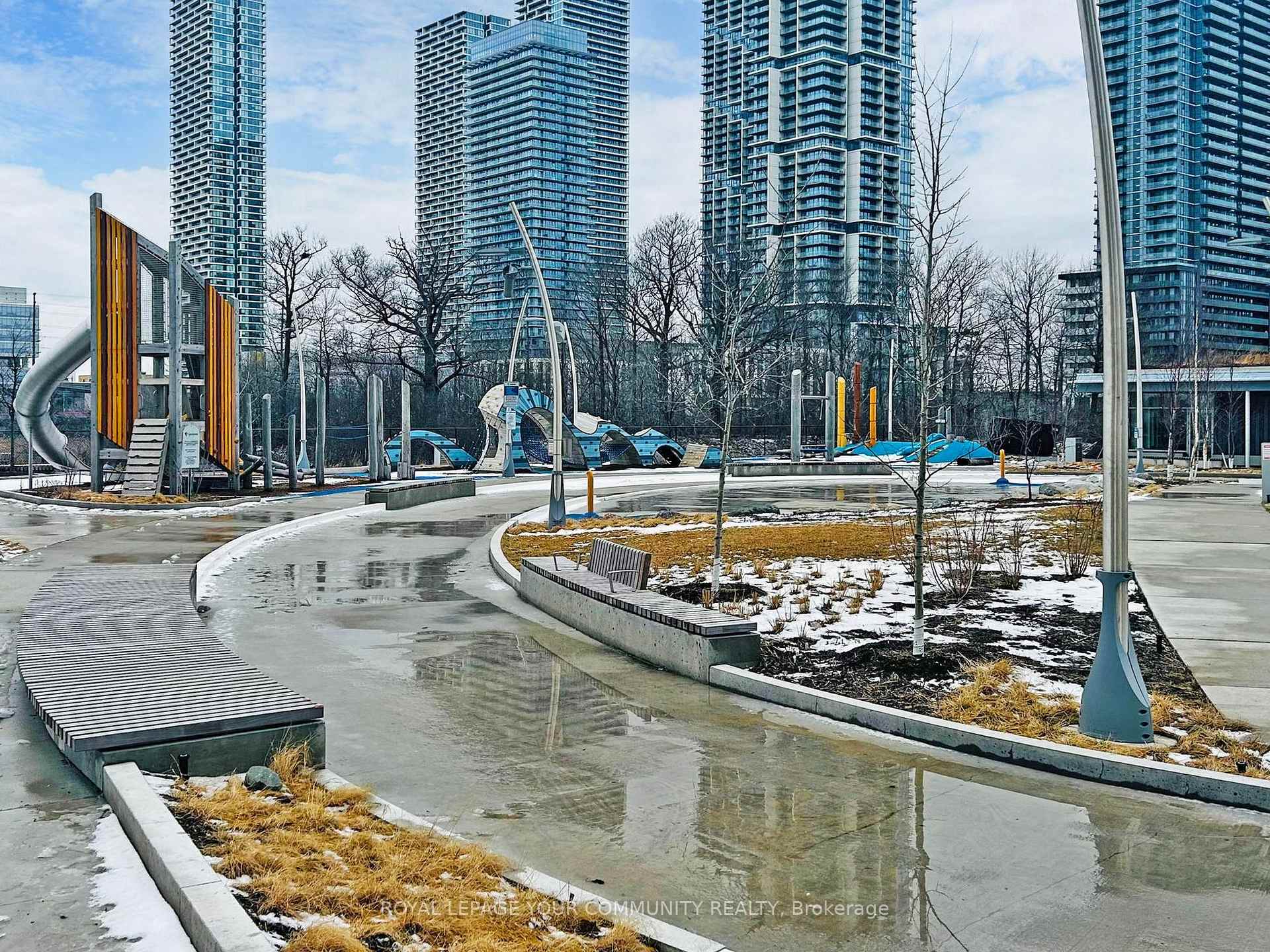 2 Bedrooms Condo at 2908 Highway 7, Vaughan For sale