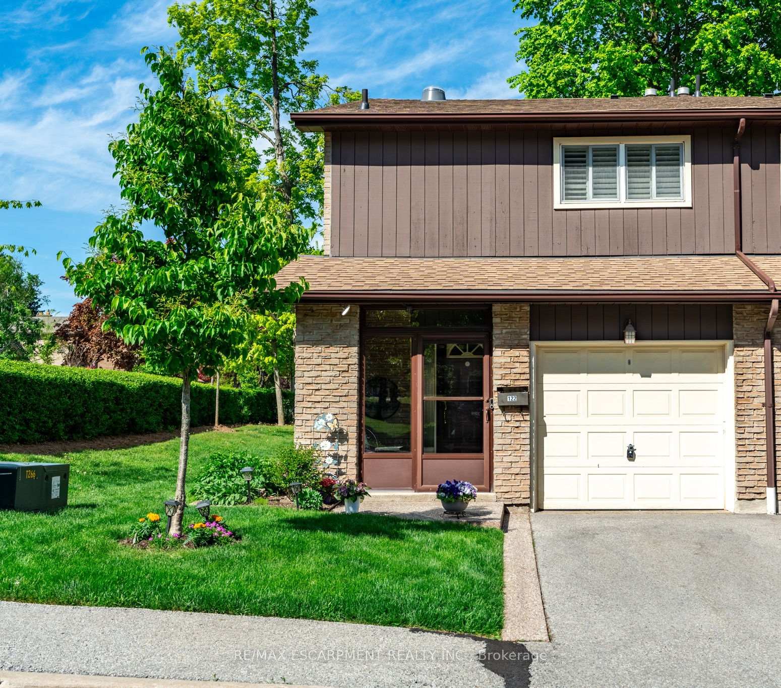 3 Bedrooms Condo at 2301 Cavendish, Burlington For sale
