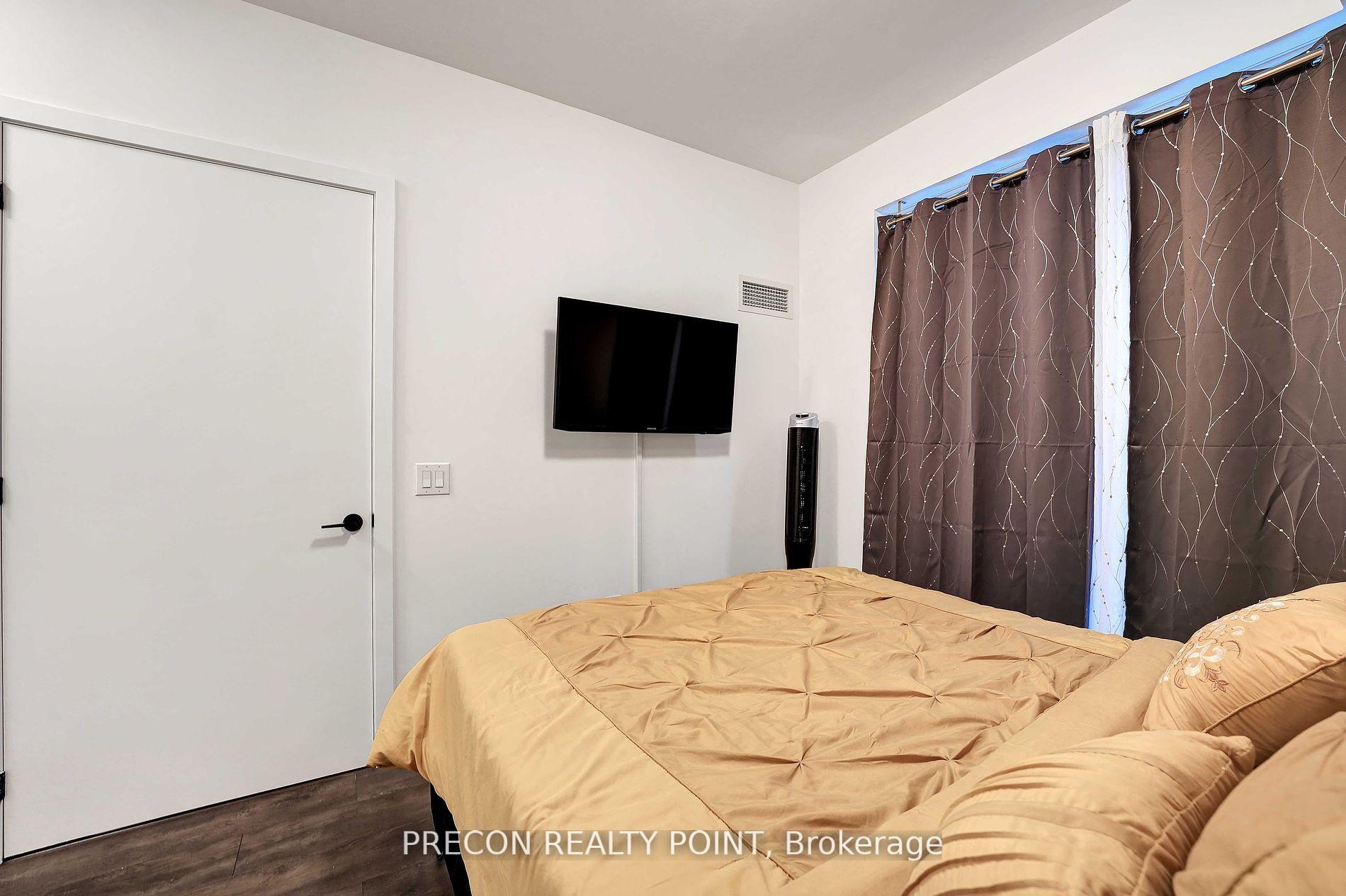 2 Bedrooms Condo at 2450 Old Bronte, Oakville For sale
