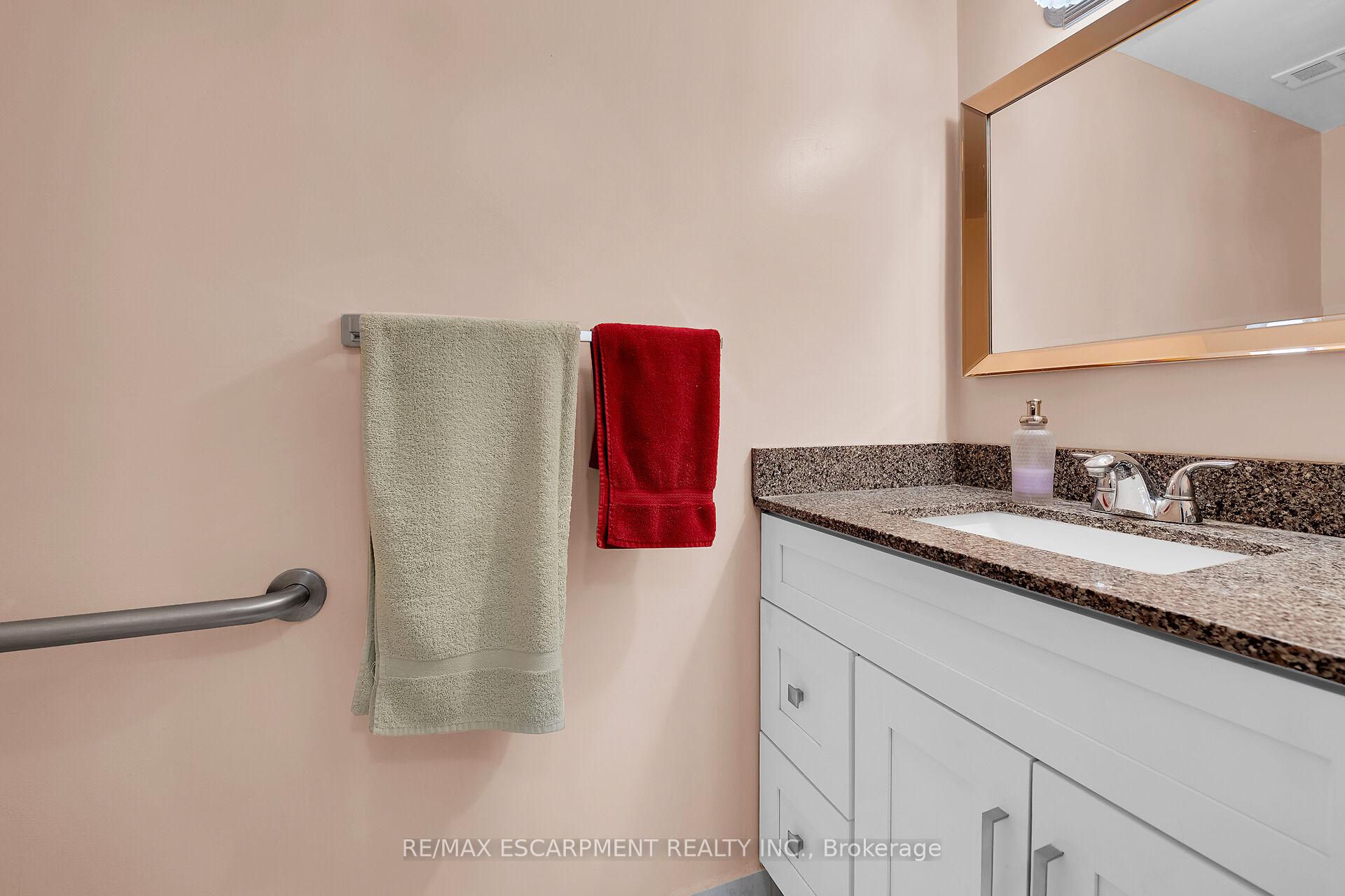 3 Bedrooms Condo at 301 Frances, Hamilton For sale