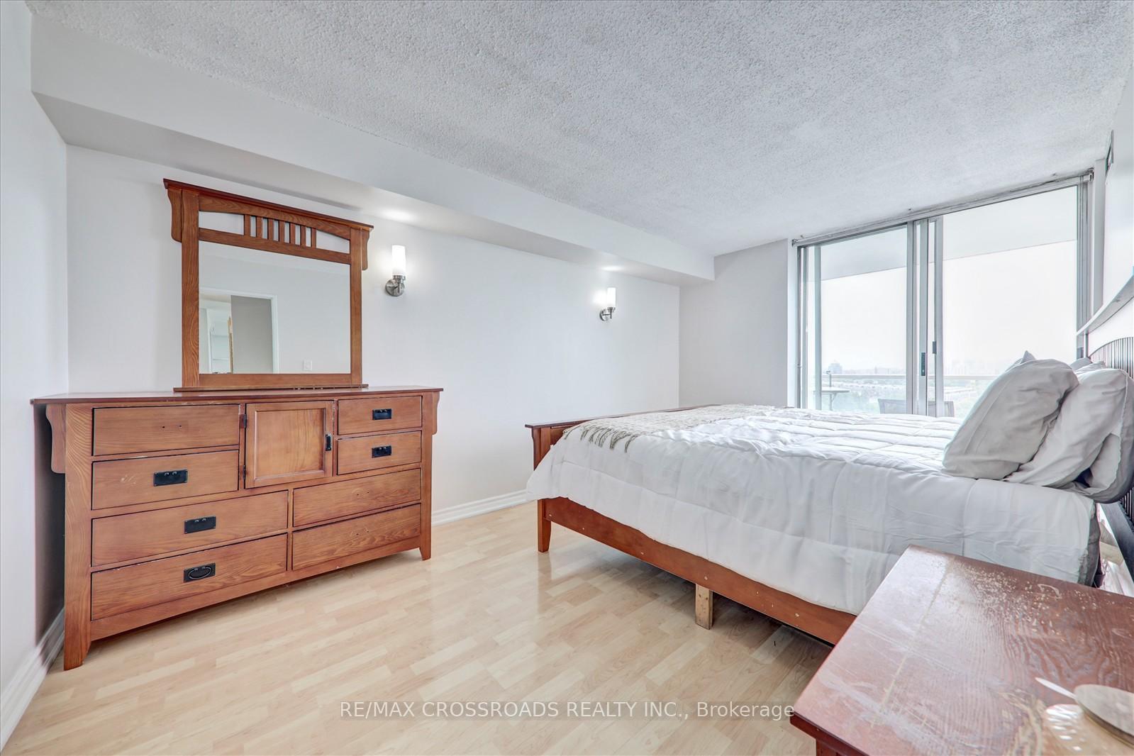 2 Bedrooms Condo at 400 Mclevin, Toronto For sale