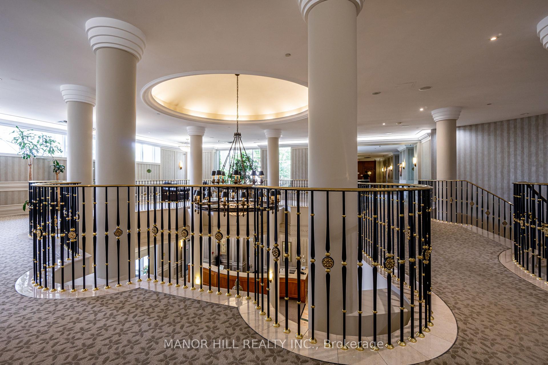 2 Bedrooms Condo at 35 Kingsbridge Garden,  Mississauga For sale