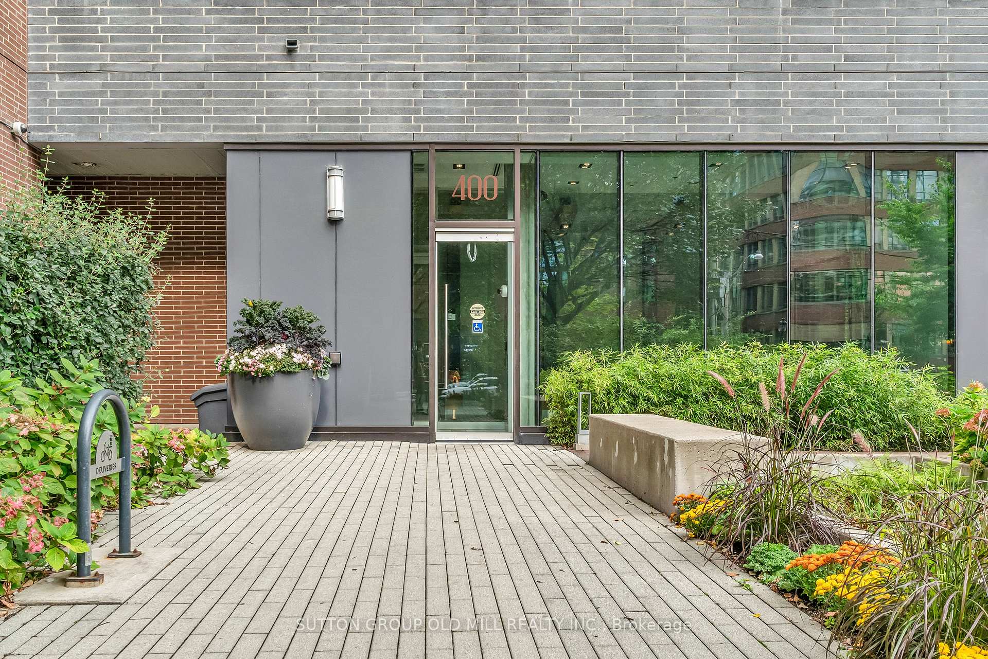 2 Bedrooms Condo at 400 Wellington, Toronto For sale