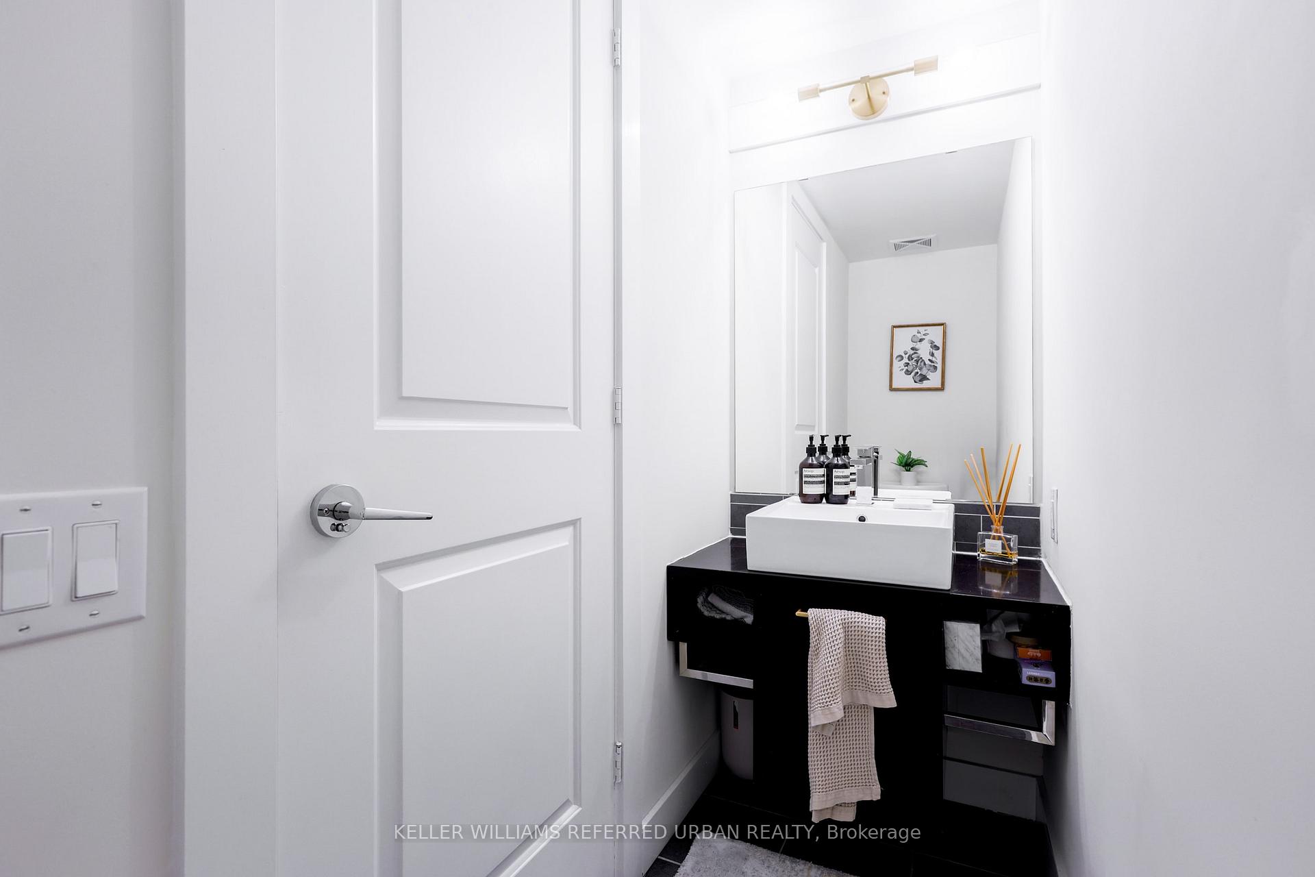 2 Bedrooms Condo at 19 Town Centre, Toronto For sale