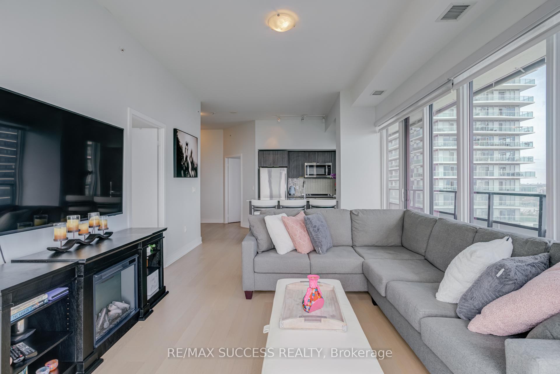 3 Bedrooms Condo at 20 Shore breeze, Toronto For sale
