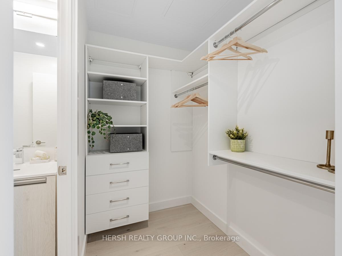 2 Bedrooms Condo at 160 Kingsway,  Toronto For sale
