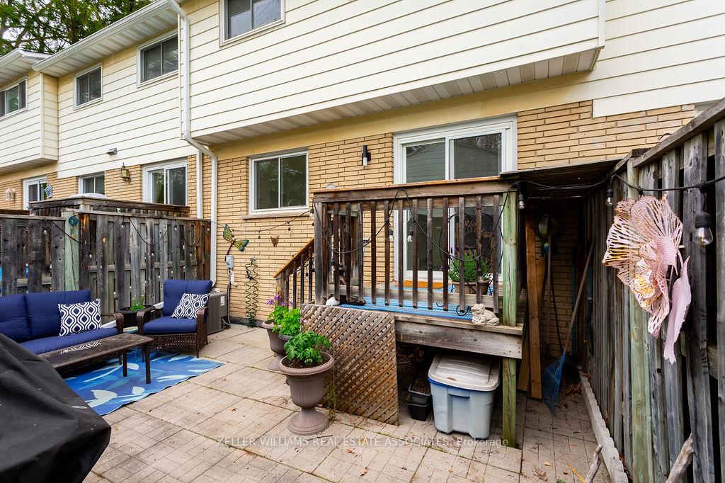 3 Bedrooms Condo at 2216 Upper Middle, Burlington For sale