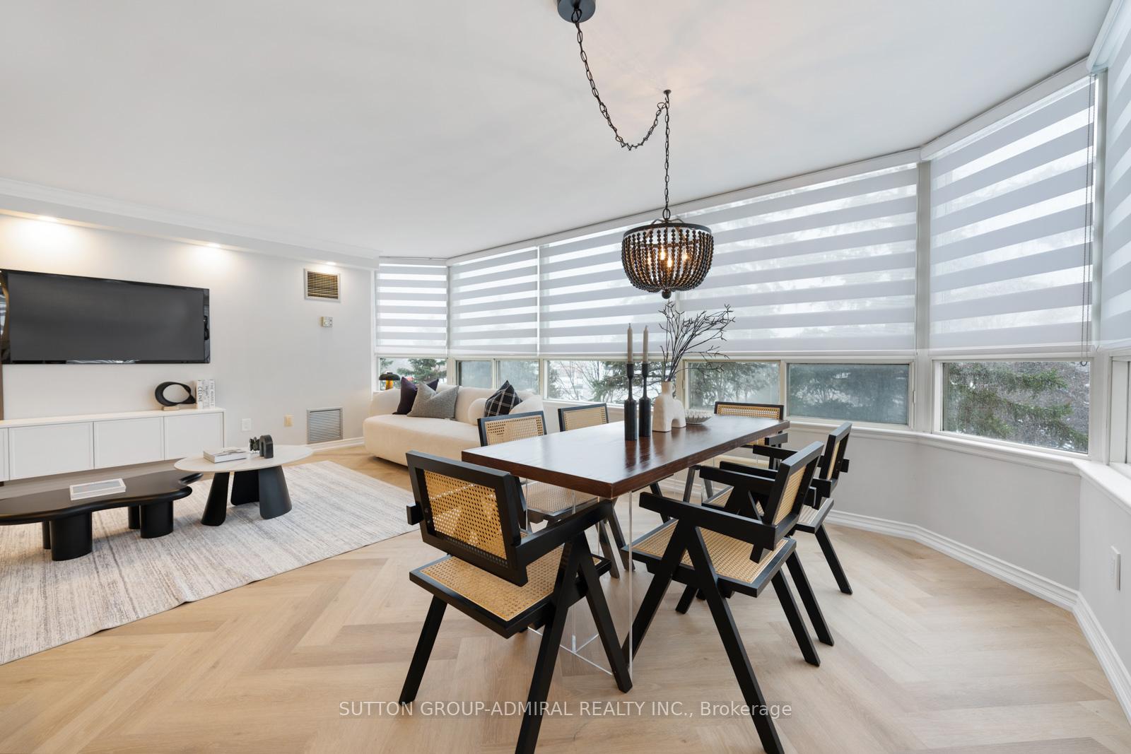 2 Bedrooms Condo at 7 Townsgate, Vaughan For sale