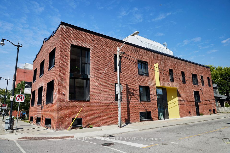 2738 Dundas
