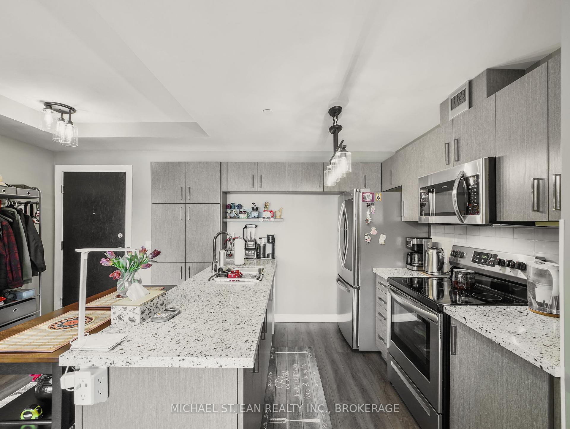 2 Bedrooms Condo at 2750 King,  Hamilton For sale