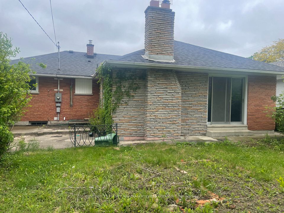 22 Queenston Crescent, London East, ON N5W 1N6